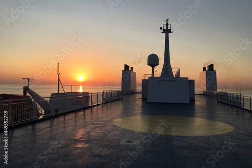 statek prom morze zachód słońca słońce pokład szalupy nawigacja okręt 