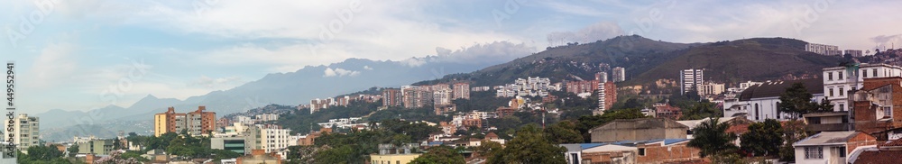 Obraz premium Panoramic photograph of the city of Cali in Colombia, with the mountains in the background.