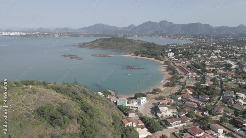 Visão aérea da praia de Setiba, na reginão norte de guarapari, mostando um dia ensolarado com barraquinhas e uma praia tropical deserta. Turismo no Espírito Santo. Visão aérea da praia de Setiba, na reginão norte de guarapari, mostando um dia ensolarado com barraquinhas e uma praia tropical deserta. Turismo no Espírito Santo.