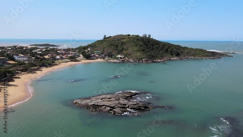 Visão aérea da praia de Setiba, na reginão norte de guarapari, mostando um dia ensolarado com barraquinhas e uma praia tropical deserta. Turismo no Espírito Santo. photo