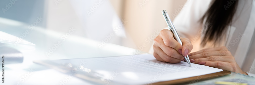 Signing Business Contract Document Or Agreement - obrazy, fototapety, plakaty 