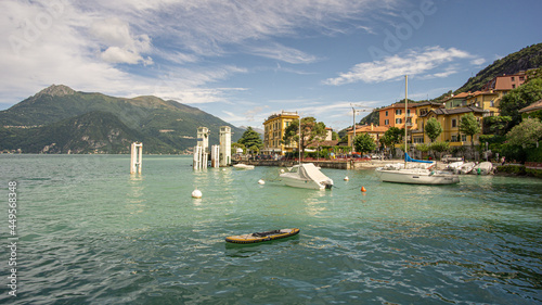 Fototapeta Naklejka Na Ścianę i Meble -  Der Hafen von Varenna am Comer See an einem Sommer Morgen im August.