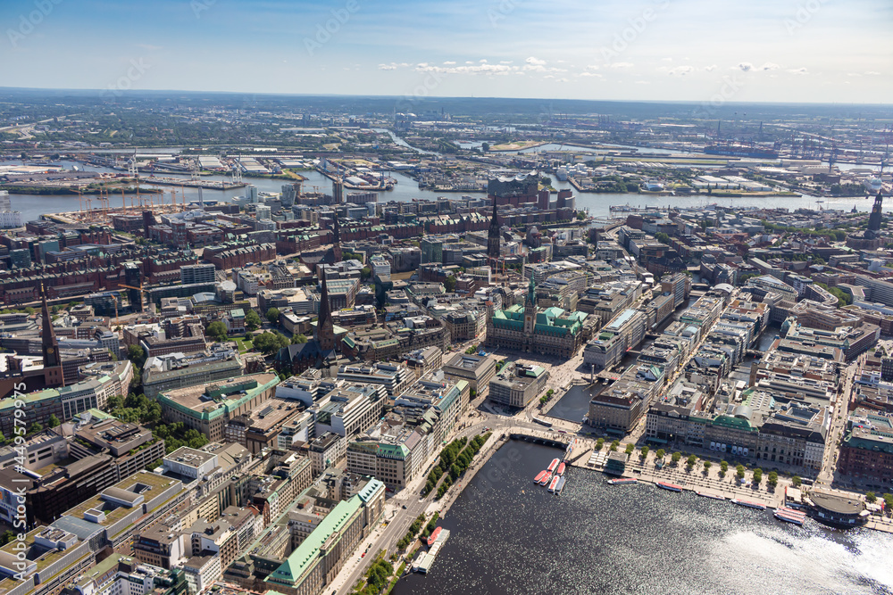 Luftbildaufnahme der Hansestadt Hamburg mit der Alster, dem Stadtpark, der Hafen City, dem Conatinerterminal und Conatinerschiffen sowie weiteren Wahrzeichen der Stadt Hamburg, wie die Elbphilharmonie