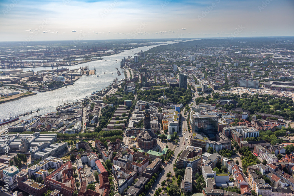 Luftbildaufnahme der Hansestadt Hamburg mit der Alster, dem Stadtpark, der Hafen City, dem Conatinerterminal und Conatinerschiffen sowie weiteren Wahrzeichen der Stadt Hamburg, wie die Elbphilharmonie