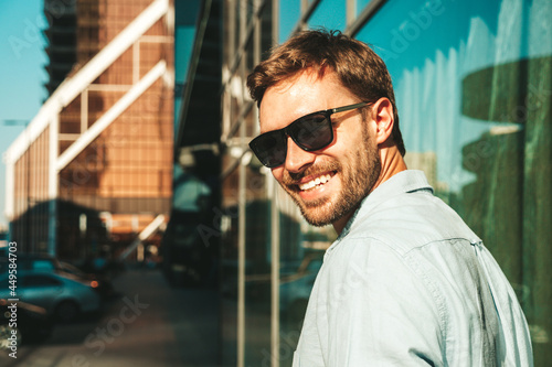 Foto Portrait of handsome smiling stylish hipster lambersexual model