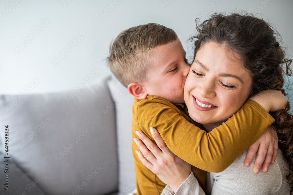 Foto de Boy enjoying at day out with his mother. Little 5 years old boy