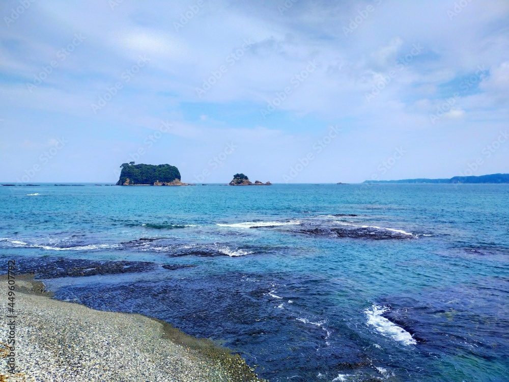日本の海、和歌山県の観光地串本町にあるお魚島と晴れた空の夏の自然風景（コピースペースあり）