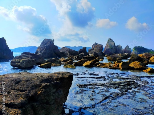 日本の観光地、和歌山県串本町の南紀熊野ジオパークに属する橋杭岩と海と青空の風景（コピースペースあり） © たあきん
