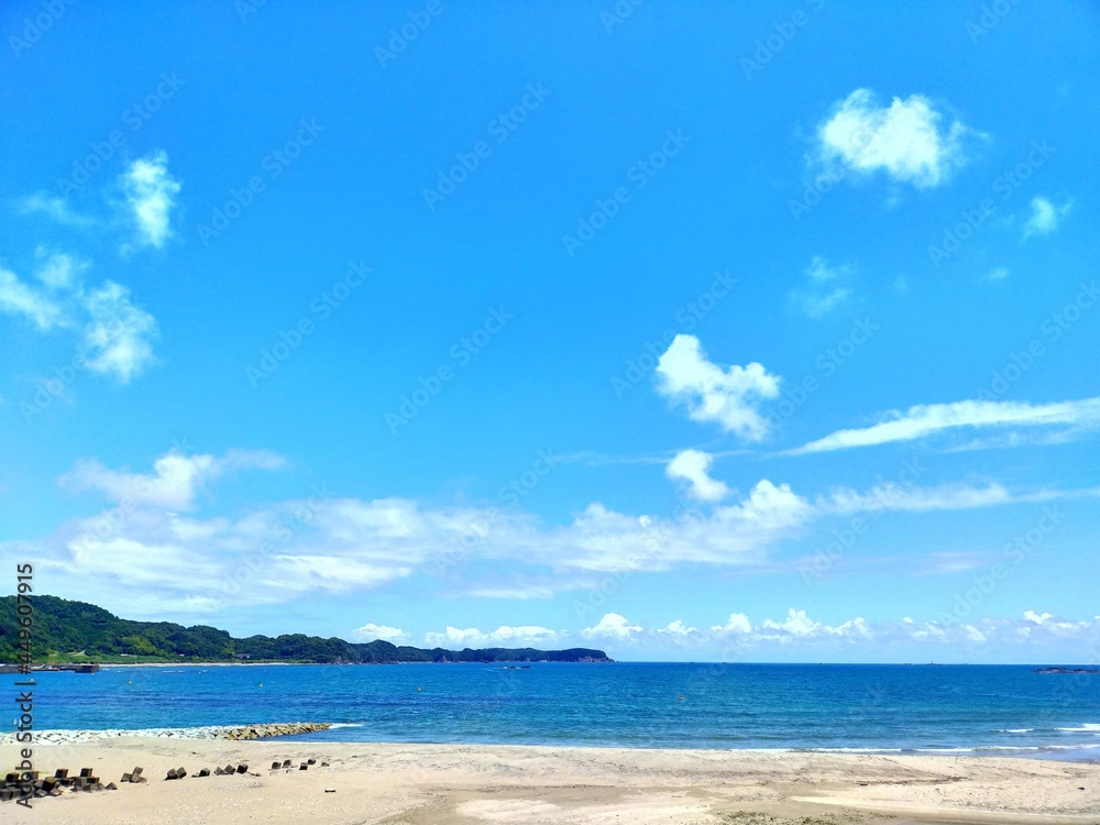 日本の観光地、和歌山県那智勝浦町の晴天の空と青い海の夏休みの風景(コピースペースあり)