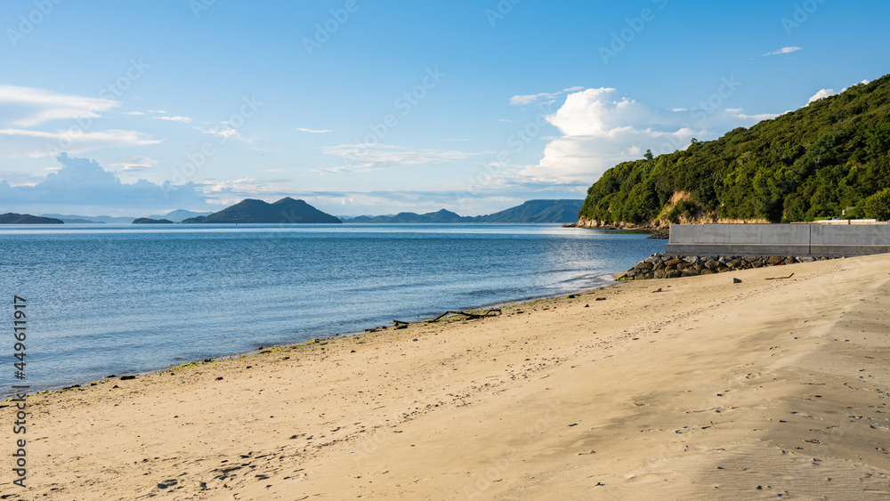 【夏】入道雲が浮かぶ青い海と空の風景　香川県
