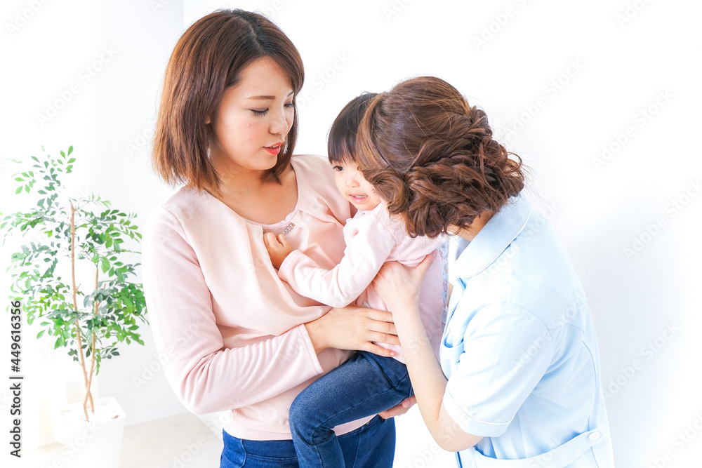 病院で診察を受ける子どもとお母さん