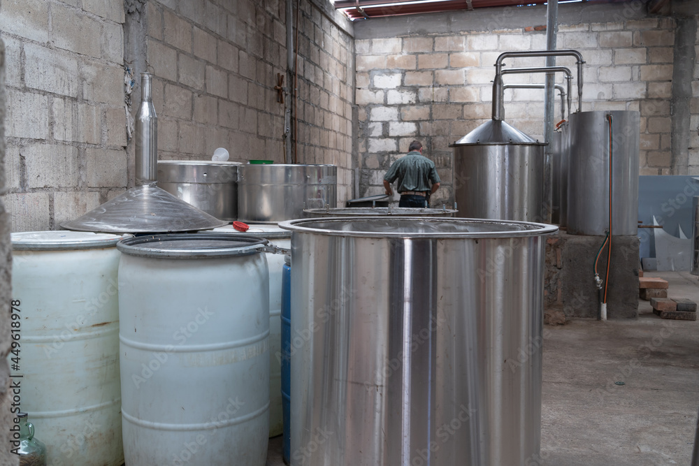 Un trabajador está en la fabrica de tequila artesanal de Tequila Jalisco. Un trabajador está en la fabrica de tequila artesanal de Tequila Jalisco.