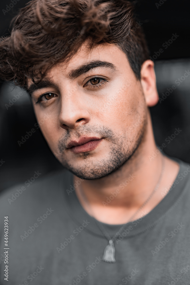 Obraz premium Handsome guy posing in the street