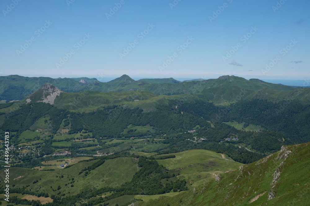 Naklejka premium panorama sur le Puy Griou et le Puy Mary depuis le Plomb du Cantal, Auvergne
