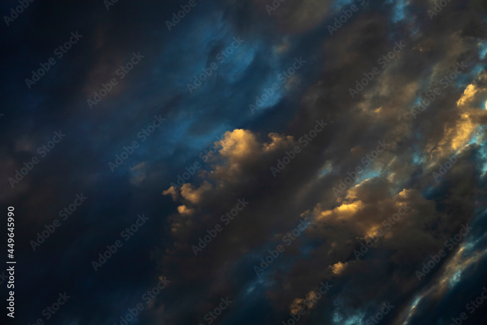 Obraz premium Dark storm clouds in the sky during sunset