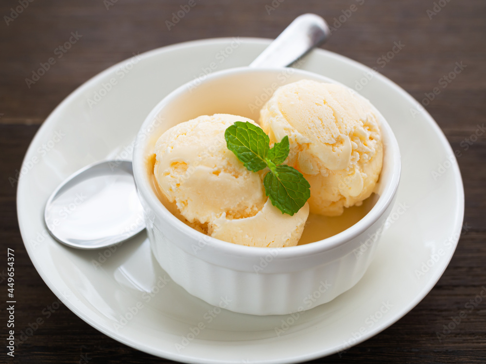 ミントの葉を添えたバニラアイスクリーム ミントの葉を添えたバニラアイスクリーム