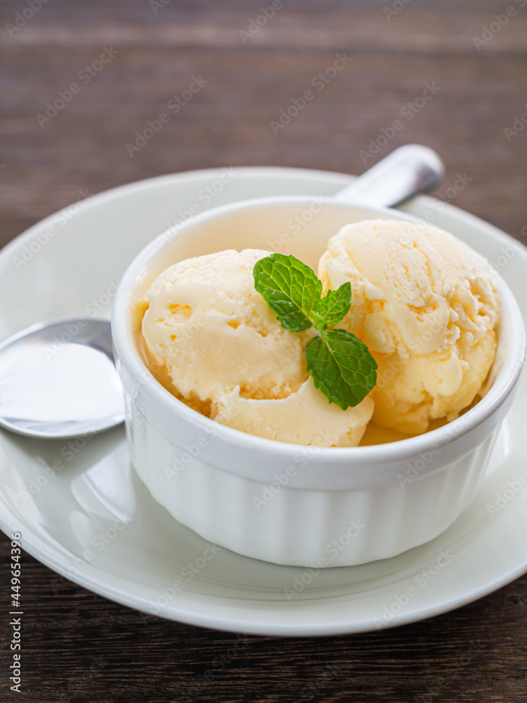 ミントの葉を添えたバニラアイスクリーム ミントの葉を添えたバニラアイスクリーム