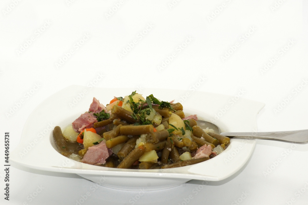 Freisteller grüne Bohnen Suppe auf Teller Freisteller grüne Bohnen Suppe auf Teller