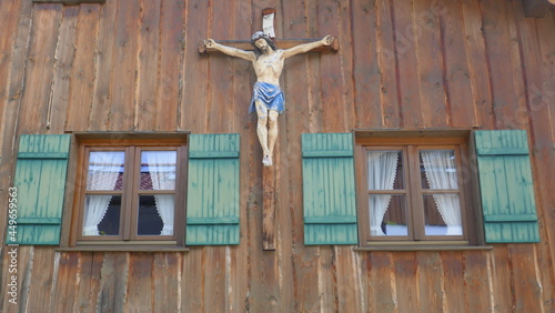 Jesus am Kreuz an einer Hausfassade photo