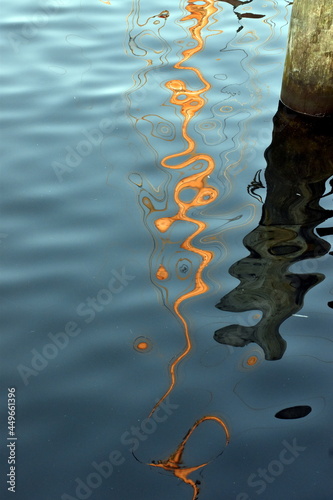 Fototapeta Naklejka Na Ścianę i Meble -  Schiffsmast spiegelt sich auf dem Meer
