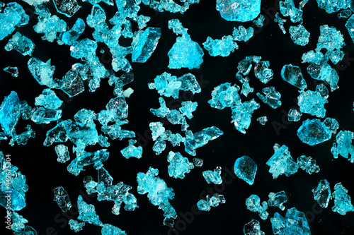 Papier peint Blue copper sulphate crystals under 4x microscope magnification - image width =