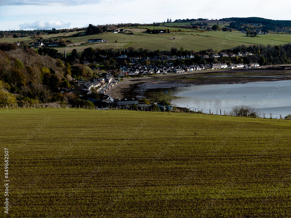 Obraz premium the village of avoch, scottish highlands following the curve of avoch bay