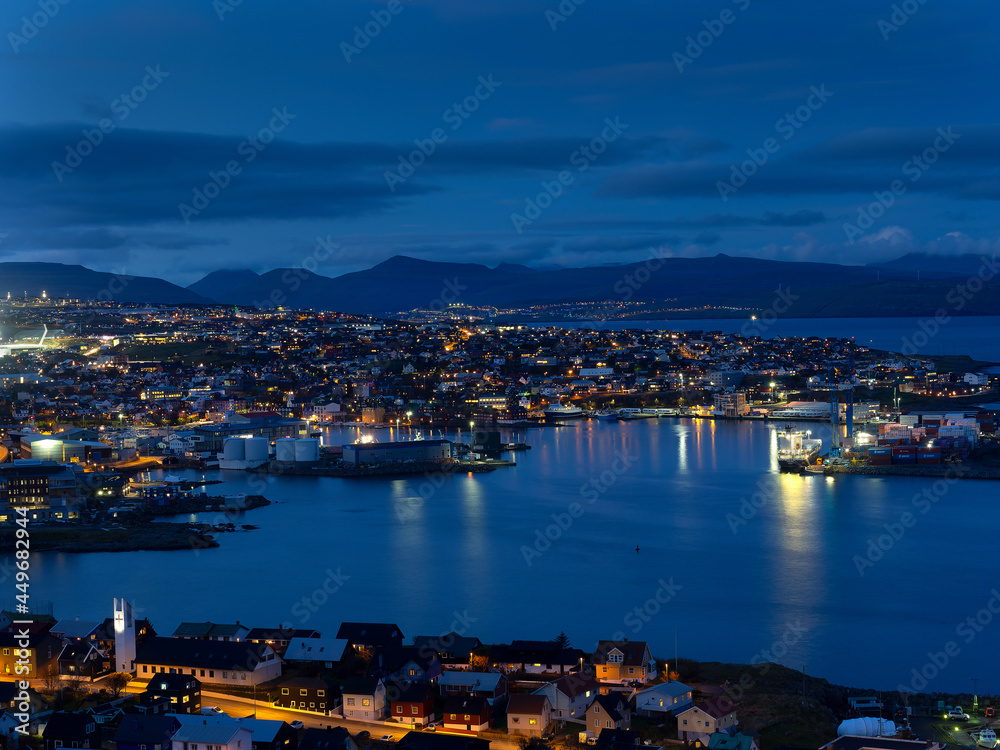 Obraz premium Blick über den Hafen und die Hauptstadt der Färöer, Tórshavn in der Dämmerung