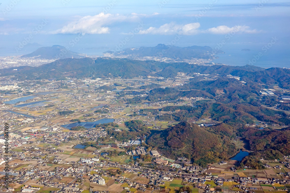高松空港着陸直前 讃岐平野一望　ため池の上に水上太陽光発電所