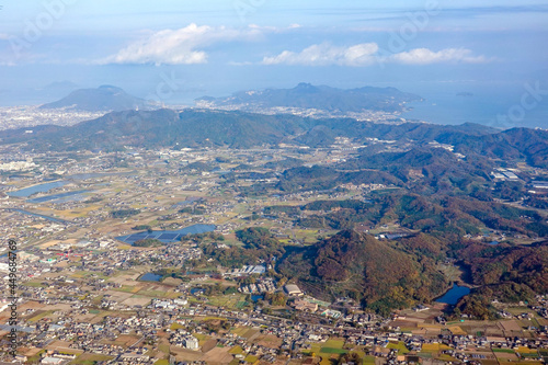 高松空港着陸直前 讃岐平野一望 ため池の上に水上太陽光発電所
