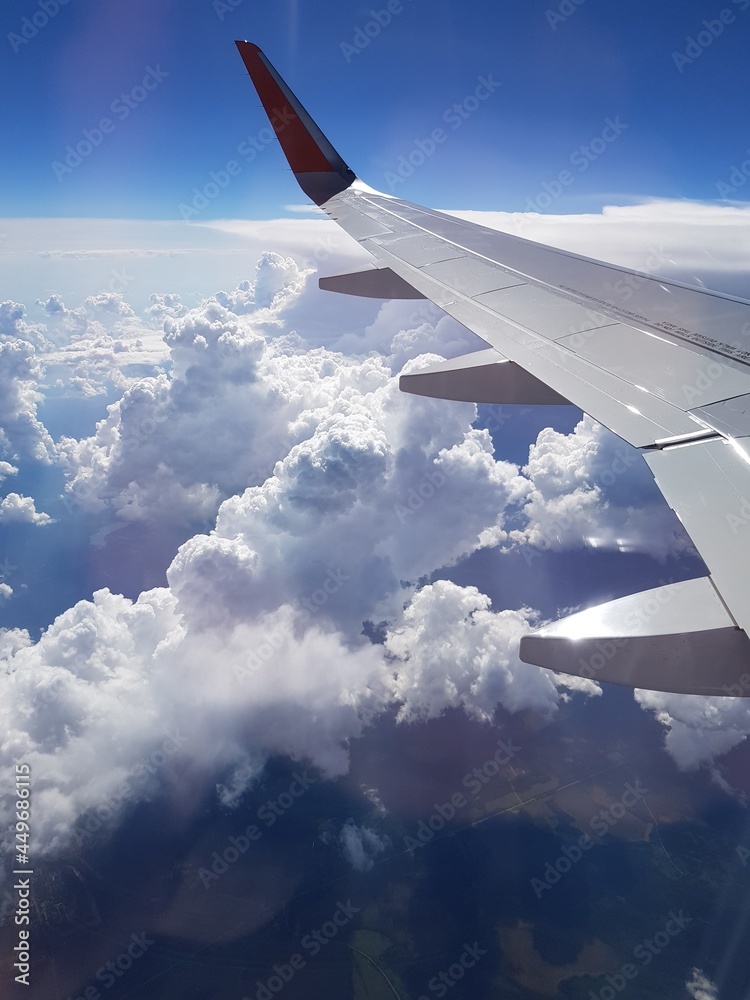 Fototapeta premium Airplane wing in the blue sky