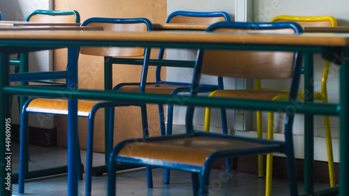 Fotografie Vue en perspective d'une salle de classe vide