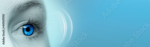 Vision - Auge vor Blauem unscharfem Hintergrund