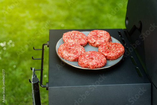 Rindfleisch Burger für Hamburger auf dem Grill mit Käse und Zwiebeln überbacken