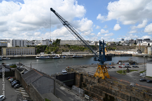 Grue portuaire du port militaire de Brest
