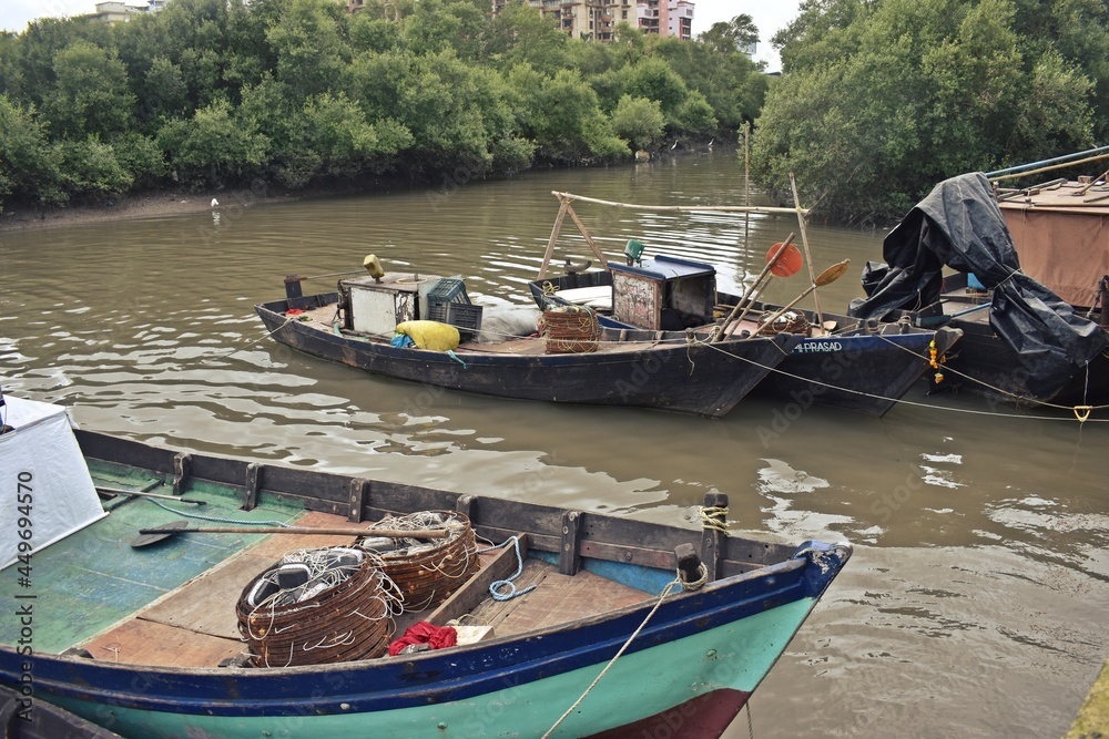 Obraz premium indian fishing boats harbor in mumbai ,india