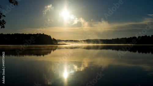 Fototapeta Naklejka Na Ścianę i Meble -  Mgła nad jeziorem o poranku.