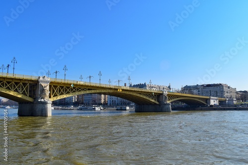 Obraz na płótnie Margaret Bridge or Margit híd is a three-way bridge in Budapest, Hungary, connecting Buda and Pest across the Danube and linking Margaret Island. w salonie