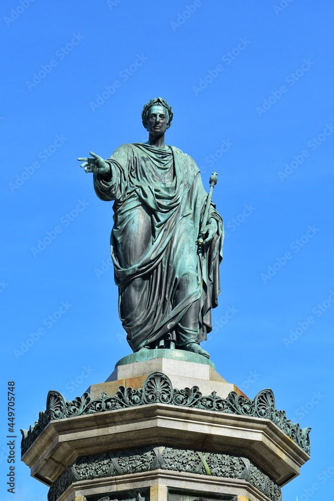 Obraz premium Beautiful view of Kaiser Franz I Monument in the courtyard of Hofburg Imperial palace, Vienna, Austria.