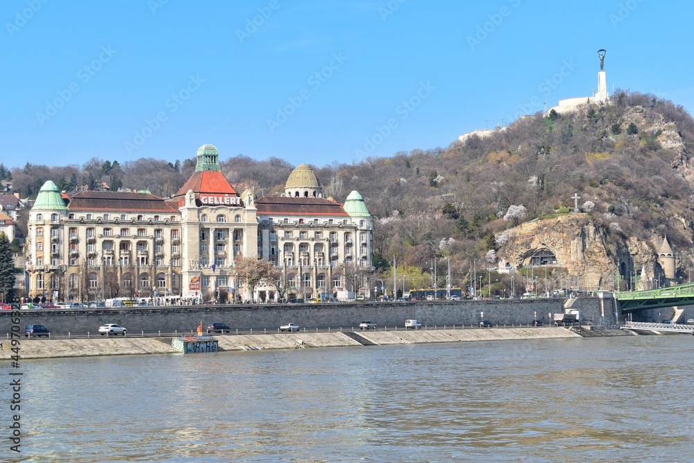 Obraz premium The Liberty Statue along the Danube River in Budapest, HUNGARY.