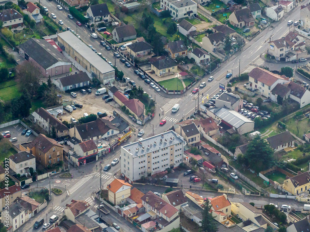 vue aérienne de la ville des Mureaux dans les Yvelines en France