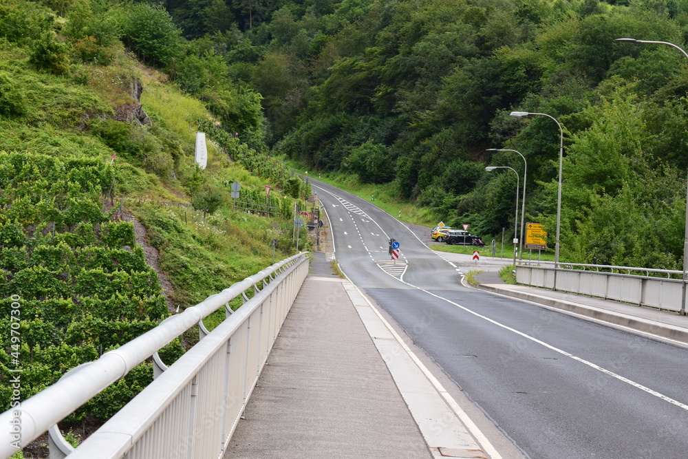 Moselquerstraße über die Brücke bei Bruttig auf Valwiger Berg