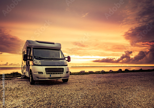 Wohnmobil bei Sonnenuntergang am Strand