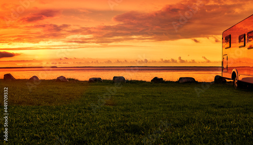 Wohnmobil bei Sonnenuntergang am Strand