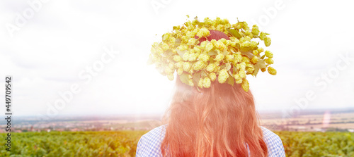 Frau mit einem Hopfenkranz auf dem Kopf