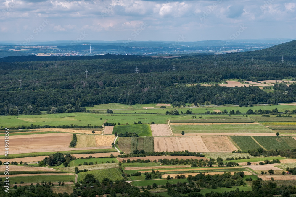 Blick vom Walberla in der fränkischen Schweiz auf Felder und Wiesen