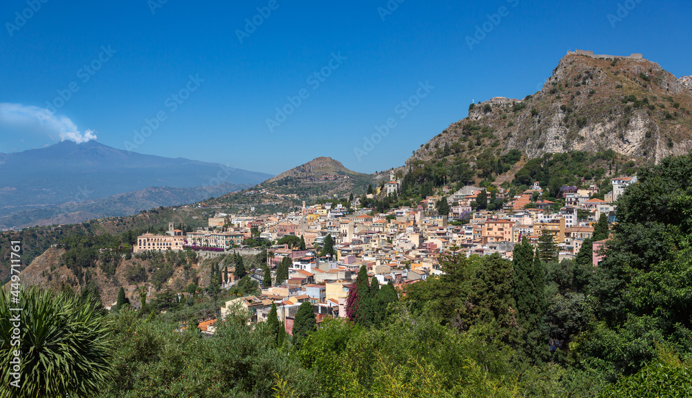 Blick auf Taormina und den Ätna mit Rauchfahne, Sizilien, Italien