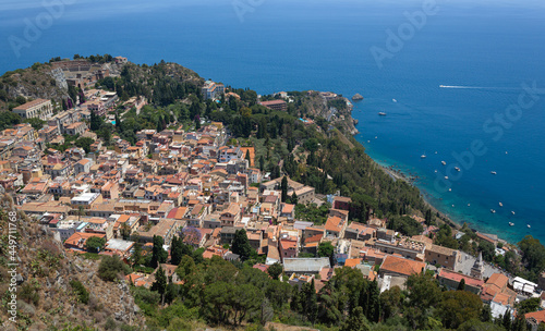 Blick von oben auf Taormina und das Mittelmeer, Sizilien, Italien