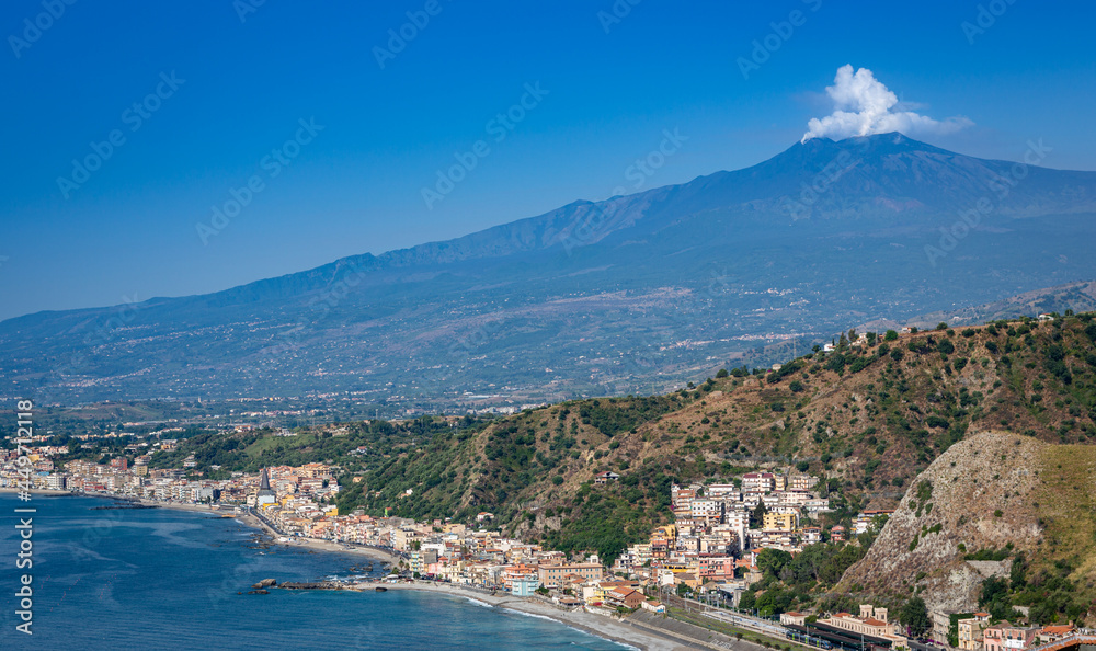 Blick von Taormina auf das Mittelmeer und den Ätna mit Rauchfahne