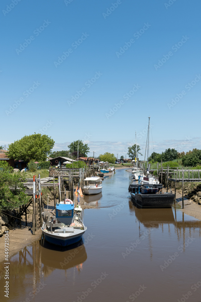 Port de Saint-Vivien en Médoc sur l’estuaire de la Gironde (France)