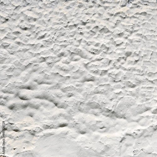 Pared encalada . Muro blanco. Fachada blanca. Arqutectura popular española. Casa de un pueblo de Andalucía. Fondo blanco textura rugosa